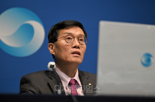 이창용 한국은행 총재가 지난달 22일 서울 중구 한국은행에서 열린 금융통화위원회 통화정책방향 기자간담회에서 취재진의 질문에 답하고 있다. 사진공동취재단